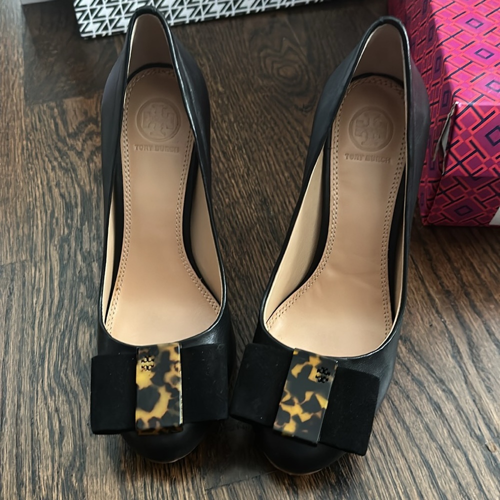 Tory Burch 6.5 Chase Pump Matte Glove Napa